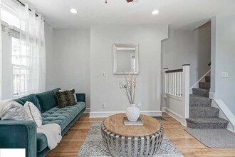 217 Shurs Ln in Philadelphia, PA - Foto de edificio - Building Photo