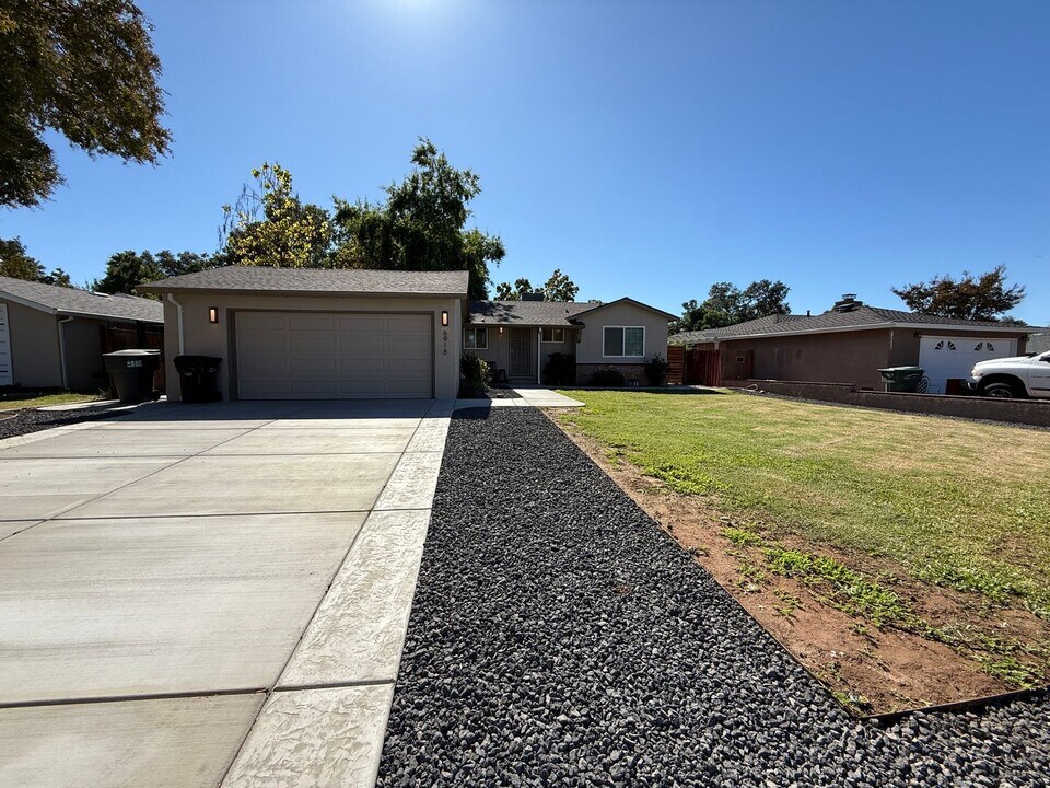 6918 Lincoln Oaks Dr in Fair Oaks, CA - Foto de edificio