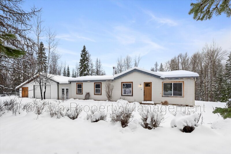 2520 E Edgewood Dr in Whitefish, MT - Building Photo