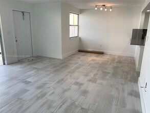 6825 SW 45th Ln in Miami, FL - Building Photo - Building Photo
