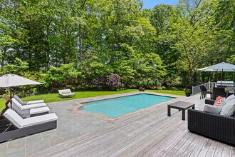 2795 Deerfield Rd in Sag Harbor, NY - Building Photo - Building Photo