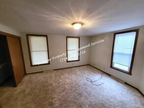 300 Wampum Ave in Ellwood City, PA - Building Photo - Building Photo