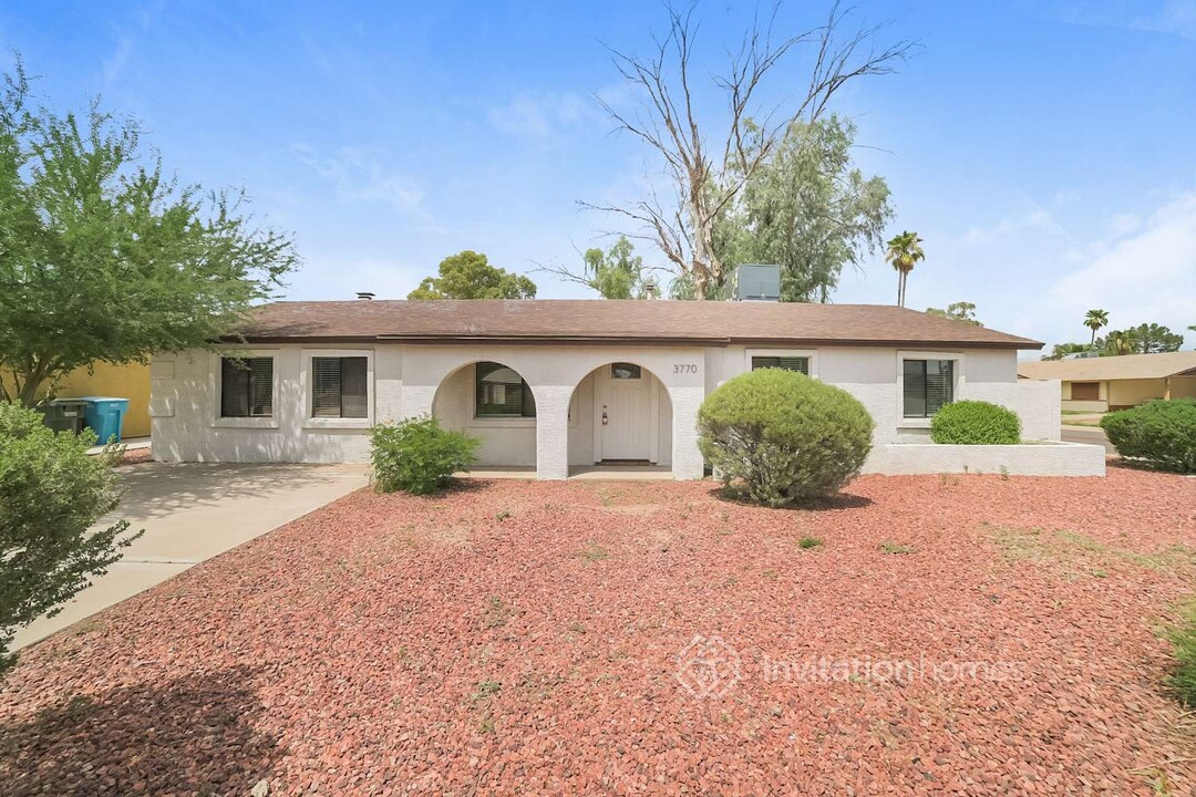 3770 E Pershing Ave in Phoenix, AZ - Foto de edificio