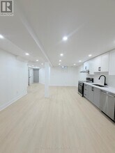 16 Oak Knolls Crescent in Toronto, ON - Building Photo - Building Photo