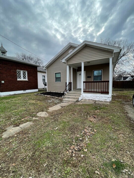 1342 Berry Blvd in Louisville, KY - Building Photo