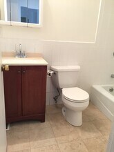 153 Lake Shore Rd, Unit 1 in Boston, MA - Foto de edificio - Building Photo