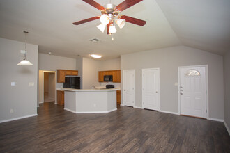 Longhorn Cove Townhomes in Denton, TX - Foto de edificio - Interior Photo