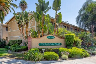 Villa Los Pinos in Whittier, CA - Building Photo