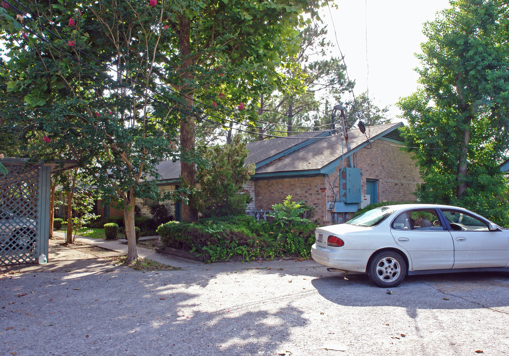 Village Green Townhomes in Baytown, TX - Building Photo