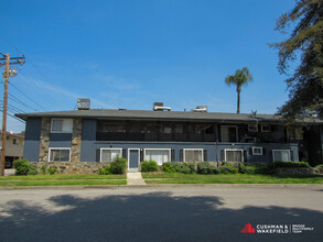 Ivanhoe Apartments in Redlands, CA - Foto de edificio - Building Photo