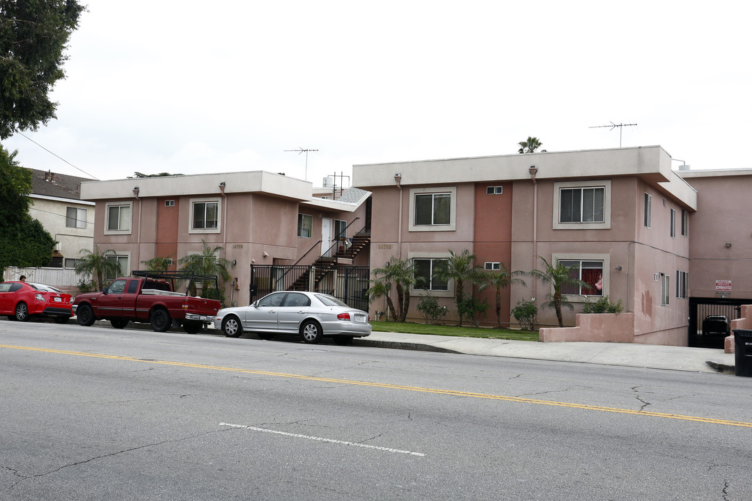 Vanowen Apartments in Van Nuys, CA - Building Photo