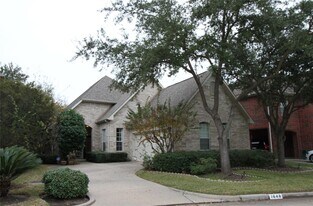 1648 Lakeside Enclave Dr in Houston, TX - Building Photo