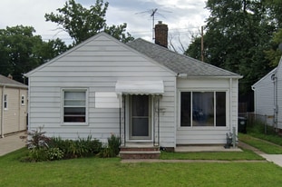 1015 Dawnwood Dr in Parma, OH - Building Photo