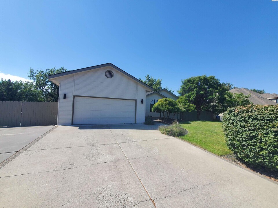 401 Shaw St in Richland, WA - Building Photo