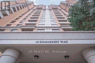 18 Sommerset Way in Toronto, ON - Building Photo - Building Photo