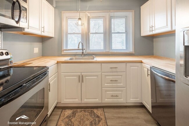 1112 Woodland St in Manhattan, KS - Building Photo - Building Photo