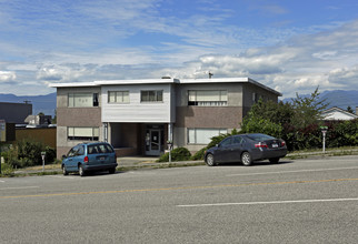 3865 Sunset St in Burnaby, BC - Building Photo - Primary Photo