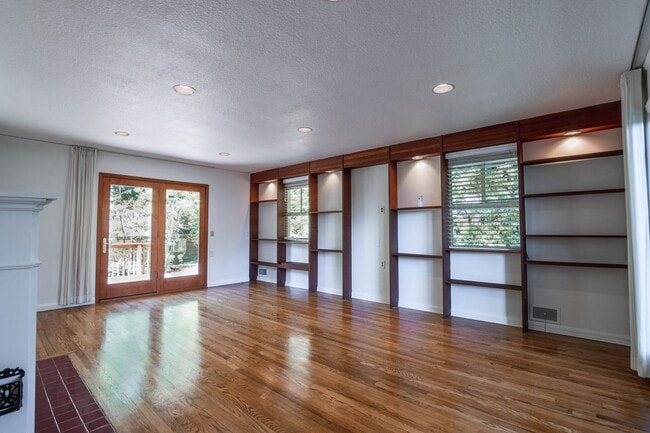 3801 SW Hamilton St in Portland, OR - Building Photo - Building Photo