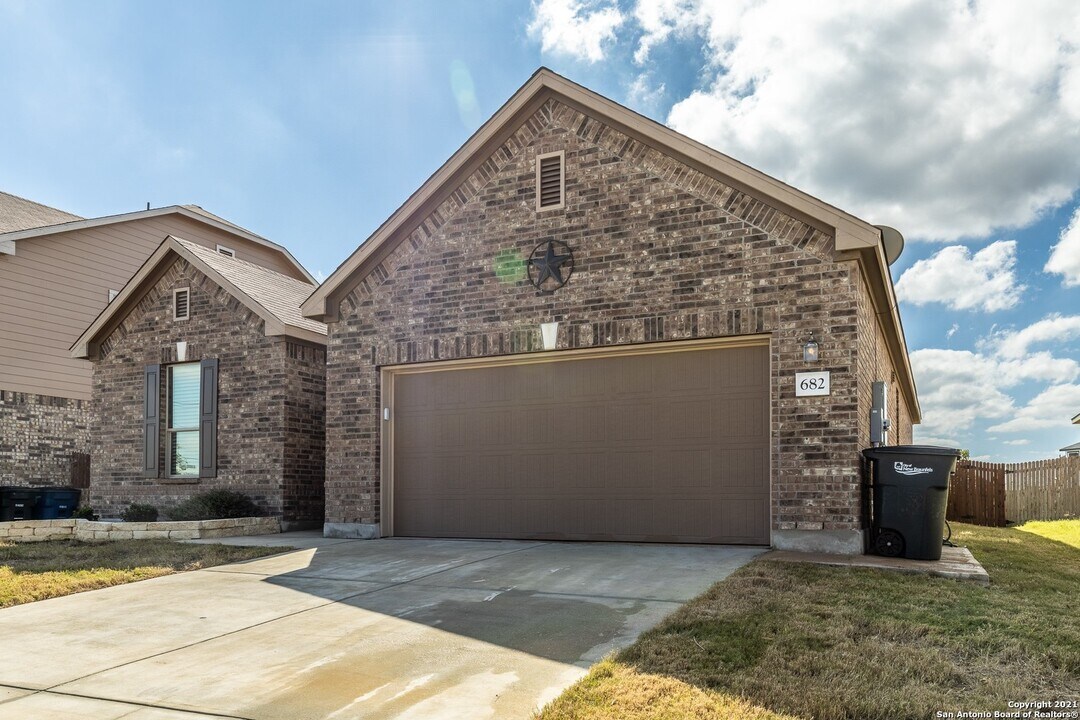 682 Pond Springs in New Braunfels, TX - Building Photo