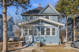 1032 Kirkwood Blvd in Davenport, IA - Building Photo