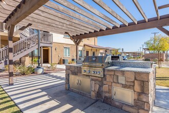 Town Center Villas in El Centro, CA - Foto de edificio - Building Photo