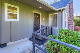 6218 SW Garden Home Rd, Unit Upstairs in Portland, OR - Building Photo - Building Photo