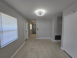 215 Clemons Rd in Brandon, FL - Foto de edificio - Building Photo