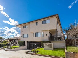 623 E Cedar Ave in Burbank, CA - Building Photo