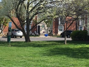 1374 E Wyndham Cir, Unit 202 in Palatine, IL - Building Photo - Building Photo