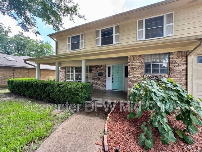 2505 Crestview Cir in Irving, TX - Foto de edificio - Building Photo