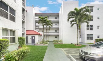 9461 Evergreen Pl in Davie, FL - Building Photo