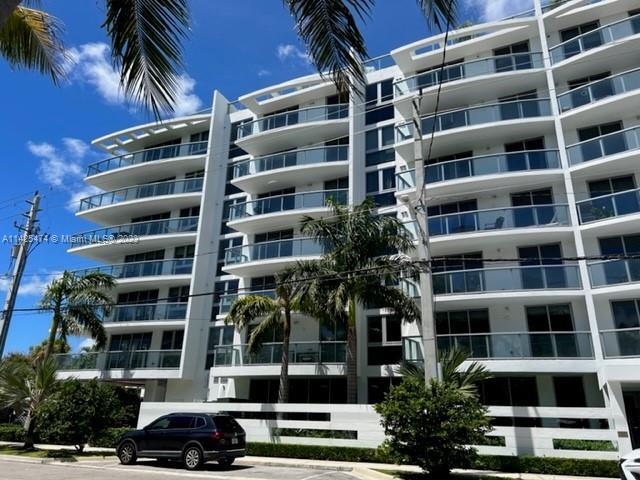 13800 Highland Dr, Unit 305 in North Miami Beach, FL - Building Photo