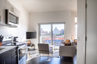 550 W Juneau Ave in Milwaukee, WI - Building Photo