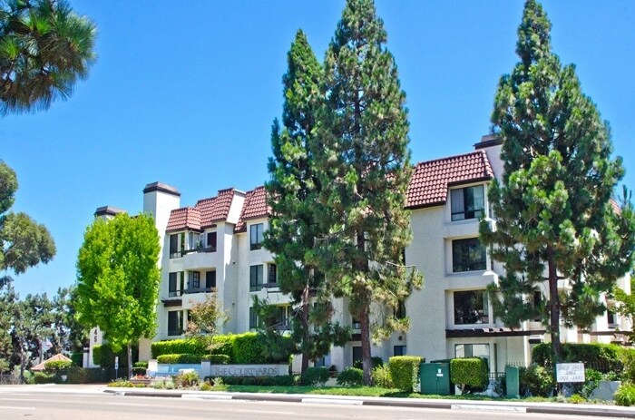 5875 Friars Rd in San Diego, CA - Building Photo