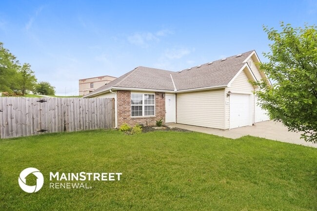 205 Palmer Ct in Pleasant Hill, MO - Foto de edificio - Building Photo