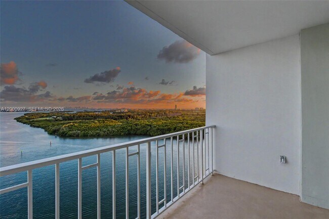 500 Bayview Dr in Sunny Isles Beach, FL - Building Photo - Building Photo