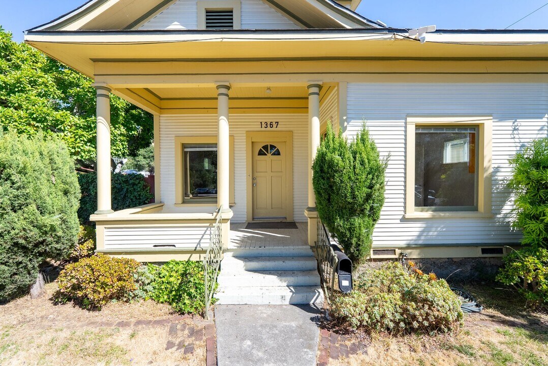 1367 Higuera St in San Luis Obispo, CA - Building Photo