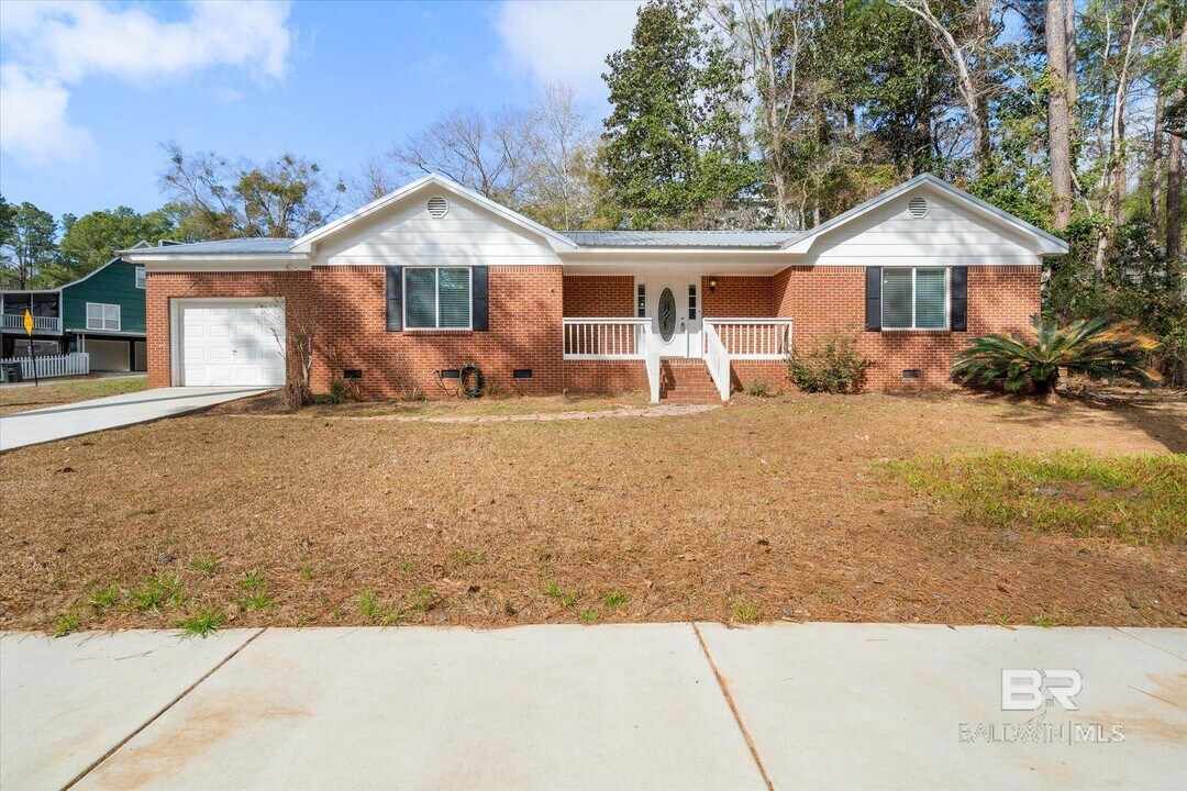 303 Ridgewood Dr in Daphne, AL - Building Photo