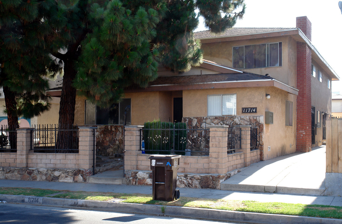 11714 Truro Ave in Hawthorne, CA - Building Photo