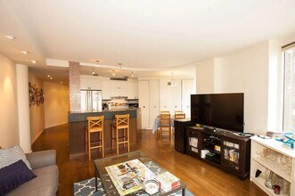 275 Greenwich St in New York, NY - Building Photo - Building Photo
