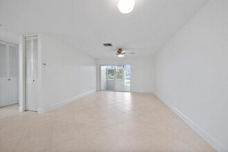 2765 Ashley Dr W in West Palm Beach, FL - Building Photo - Building Photo