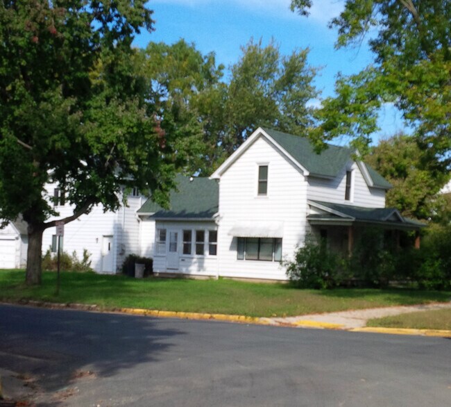921 8th St E Rentals in Menomonie, WI