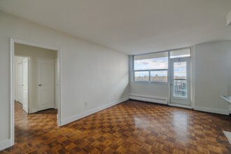 Cedarwood Suites in Toronto, ON - Building Photo - Interior Photo