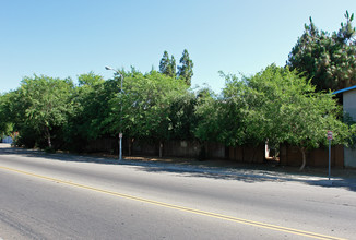 Villa Pines Apartments in Fresno, CA - Foto de edificio - Building Photo