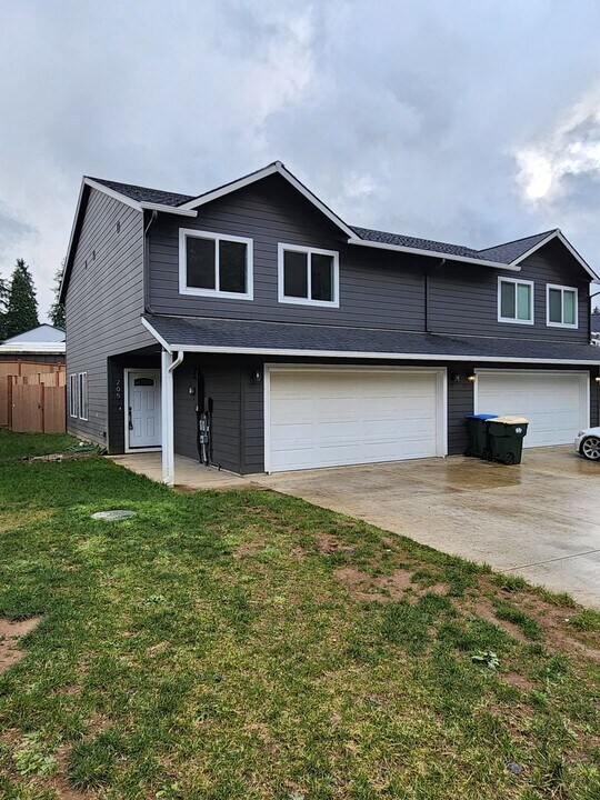 205-207 Oak St in Winlock, WA - Building Photo