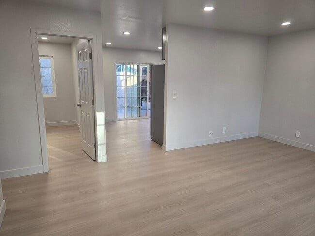 10281 Westonhill Dr in San Diego, CA - Building Photo - Building Photo