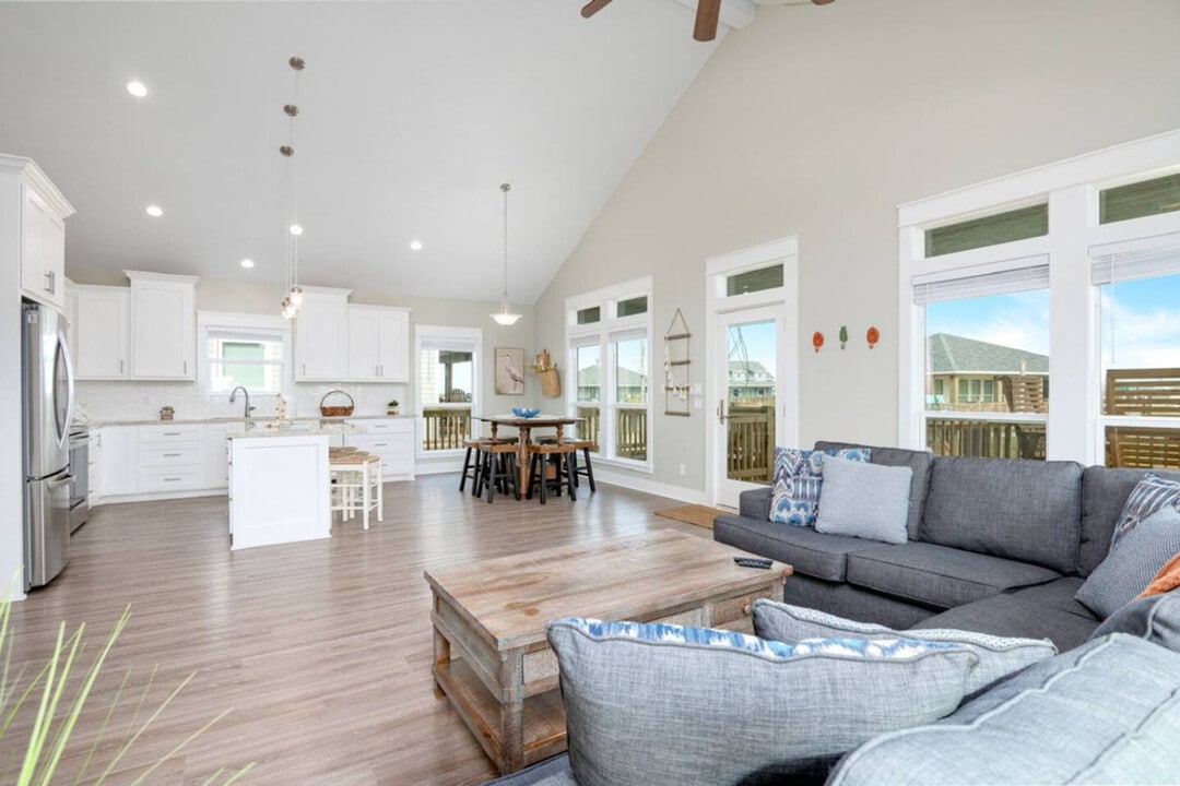 947 Gulf Shores Dr in Port Bolivar, TX - Building Photo