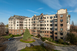 Greenwich Lodge in Greenwich, CT - Building Photo