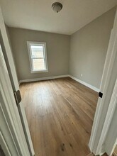 21 Barrett St, Unit 3 in Fall River, MA - Foto de edificio - Building Photo