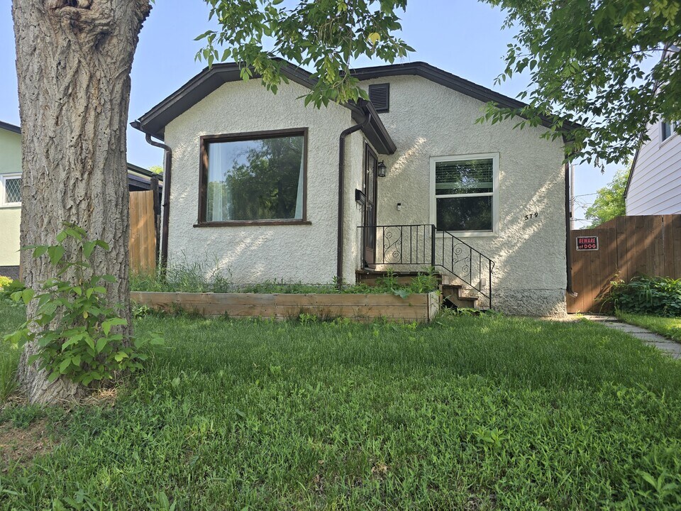 579 St Catherine St in Winnipeg, MB - Building Photo